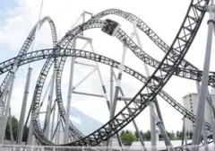 Momen Mencekam: Roller Coaster Berusia Seabad Berhenti Mendadak di Ketinggian, Penumpang Dievakuasi