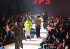 Sentuhan Modern Desainer Indonesia-Prancis: Batik Mojokerto dan Tenun Lombok Mendunia