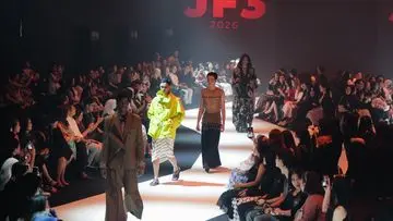 Sentuhan Modern Desainer Indonesia-Prancis: Batik Mojokerto dan Tenun Lombok Mendunia