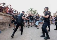 Ribuan Warga Spanyol Protes, Tuntut Pembatasan Turis Berujung Bentrok dengan Polisi