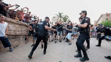 Ribuan Warga Spanyol Protes, Tuntut Pembatasan Turis Berujung Bentrok dengan Polisi