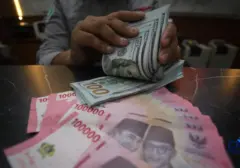 Rupiah Dibuka Melemah Terhadap Dolar AS, Sentuh Rp18.050