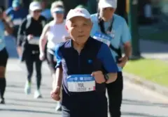 Kakek 90 Tahun Buktikan Usia Bukan Penghalang di Half Marathon