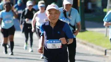 Kakek 90 Tahun Buktikan Usia Bukan Penghalang di Half Marathon
