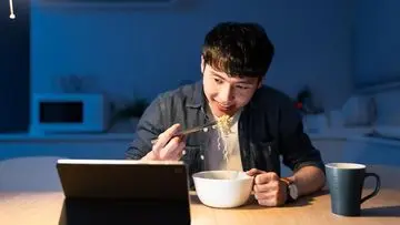 6 Kebiasaan Sehari-hari yang Menggerogoti Kesehatan Hati Anda Tanpa Disadari