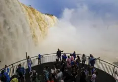Air Terjun Iguazu Memukau dengan Aliran Deras Pasca Hujan Lebat, Tampilkan Pemandangan Spektakuler