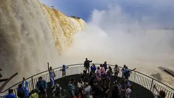 Air Terjun Iguazu Memukau dengan Aliran Deras Pasca Hujan Lebat, Tampilkan Pemandangan Spektakuler