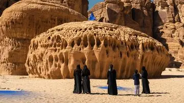 Patung 'Wanita Biru' di Madinah Picu Kontroversi, Dinilai Bertentangan dengan Nilai Islam