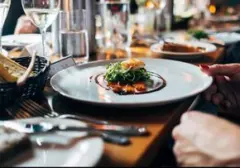Restoran 'Nude Dining' Hadir di Paris: Pengalaman Makan Steak Tanpa Busana