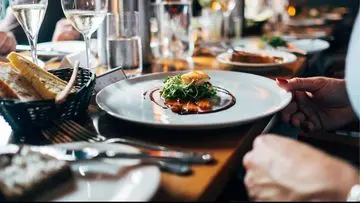 Restoran 'Nude Dining' Hadir di Paris: Pengalaman Makan Steak Tanpa Busana