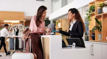Pentingnya Prosedur Check-out di Resepsionis Hotel, Bukan Sekadar Mengembalikan Kunci