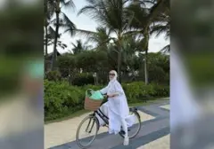 Syahrini Kejutkan Publik dengan Sandal Jepit Seharga Rp8 Juta Saat Bersepeda