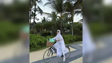 Syahrini Kejutkan Publik dengan Sandal Jepit Seharga Rp8 Juta Saat Bersepeda