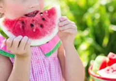 Atasi Sulit Buang Air Besar pada Anak dengan 10 Pilihan Makanan Kaya Serat