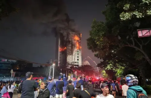 Kebakaran Melanda Bapenda DKI Tengah Malam, Petugas Berjuang Padamkan Api Lebih dari 4 Jam