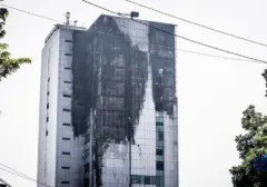 Gedung Bapenda DKI Ludes Terbakar: Api Lahap Lantai Atas, Kerugian Masih Dihitung