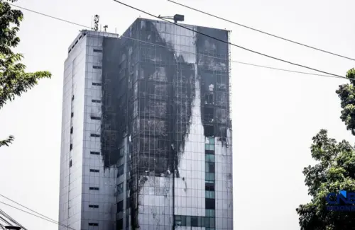 Gedung Bapenda DKI Ludes Terbakar: Api Lahap Lantai Atas, Kerugian Masih Dihitung