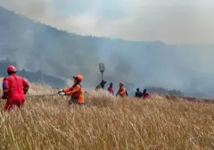 Api Membara di Bromo Masuk Hari Keenam, TNI AL Bergabung Padamkan Kebakaran