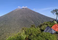 Kebakaran Landa Gunung Rinjani Malam Hari, Tim Gabungan TNGR Bergegas Padamkan Api