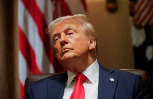 Perang Dagang Memanas: Trump Kenakan Tarif 15% untuk Material Chip, China Ancam Balas