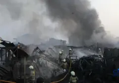 Kebakaran Hebat Landa Pabrik Bingkai, 4 Mobil Ludes Terbakar: Potret Kerugian dan Upaya Pemadaman
