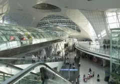 Suhu Mencekik, Warga Korea Selatan Cari Kesejukan di Bandara Incheon