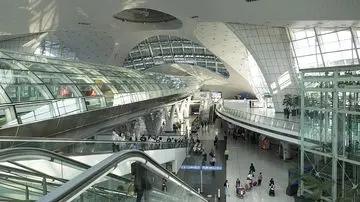 Suhu Mencekik, Warga Korea Selatan Cari Kesejukan di Bandara Incheon