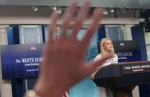 Mundur Mendadak: Jubir Donald Trump Tinggalkan Kampanye, Ada Apa di Balik Layar?