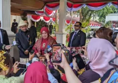 Momen Khidmat HUT ke-81 RI: Menteri Setya Novanto Kenakan Busana Adat Palembang di Istana Negara