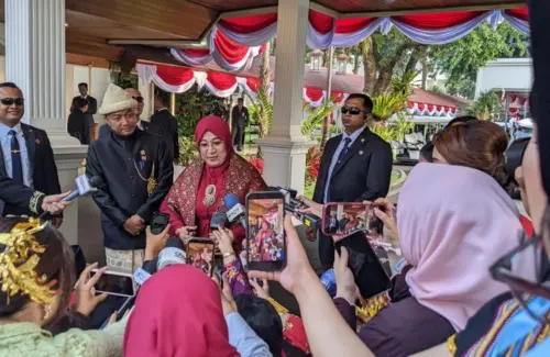 Momen Khidmat HUT ke-81 RI: Menteri Setya Novanto Kenakan Busana Adat Palembang di Istana Negara