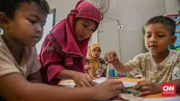 Kisah Inspiratif Ibu Guru Lia: Dedikasi Tanpa Henti Demi Nyala Pendidikan di Pedalaman