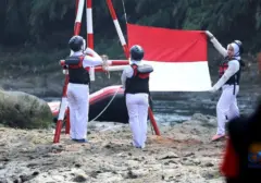 Momen Langka dan Menginspirasi: Bendera Merah Putih Berkibar Gagah di Tengah Arus Kali Ciliwung