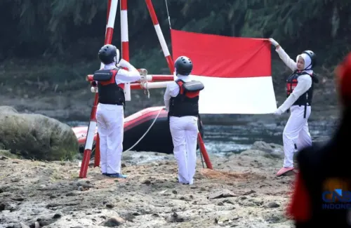 Momen Langka dan Menginspirasi: Bendera Merah Putih Berkibar Gagah di Tengah Arus Kali Ciliwung