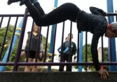 Lansia Singapura Lirik Parkour demi Keseimbangan dan Keamanan di Usia Senja