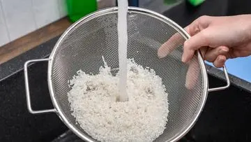 Mitos atau Fakta: Beras Dicuci Berkali-kali Membuat Nasi Lebih Pulen?