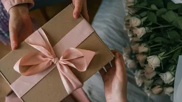 Waspadai "Love Bombing": 5 Tanda Perilaku Manis yang Berpotensi Manipulatif