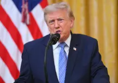 Menit Terakhir, Trump Tunda Pemberlakuan Tarif Impor 50% ke Kanada: Ada Apa di Baliknya?