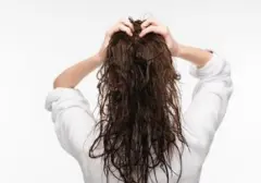 Perubahan Tekstur Rambut yang Tiba-tiba: Mitos dan Fakta di Balik Rambut Keriting Mendadak