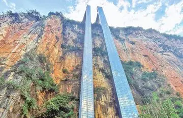 Lift Kaca 288 Meter di Yunnan: Solusi Mobilitas Vertikal Warga dan Anak Sekolah