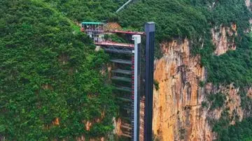 Lift Tebing Raksasa di China Persingkat Waktu Tempuh Siswa ke Sekolah Hingga 5,5 Jam