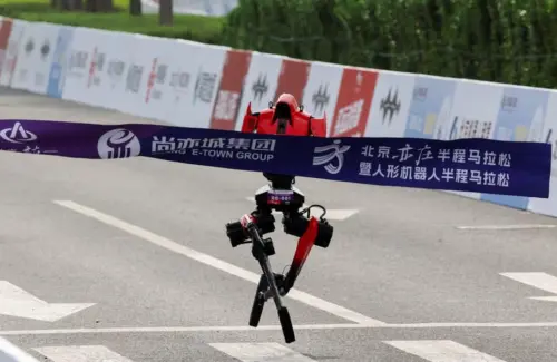 Robot Canggih Tiongkok Lampaui Kecepatan Usain Bolt dalam Lari 100 Meter