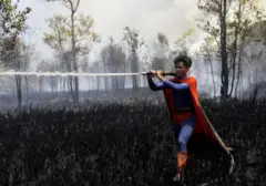 Aksi Heroik 'Superman' Selamatkan Kalimantan dari Kobaran Api Kebakaran Hutan