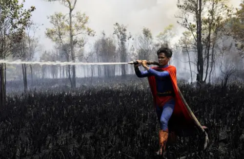 Aksi Heroik 'Superman' Selamatkan Kalimantan dari Kobaran Api Kebakaran Hutan