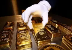 Rekor Emas Tembus USD 4.643: Dolar Loyo dan Sanksi Iran Dorong Lonjakan Harga