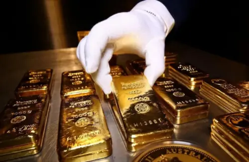 Rekor Emas Tembus USD 4.643: Dolar Loyo dan Sanksi Iran Dorong Lonjakan Harga