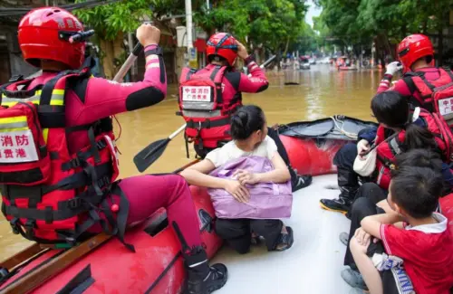 Banjir Bandang Landa Tiongkok, Kota-kota Besar Terendam dan Aktivitas Lumpuh