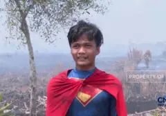 Fenomena Tak Terduga: Sosok Mirip Superman Muncul di Tengah Upaya Pemadaman Kebakaran Lahan Kalimantan