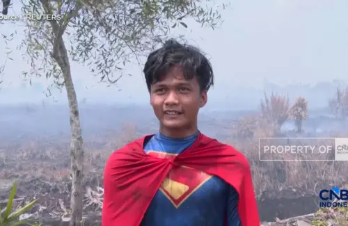 Fenomena Tak Terduga: Sosok Mirip Superman Muncul di Tengah Upaya Pemadaman Kebakaran Lahan Kalimantan