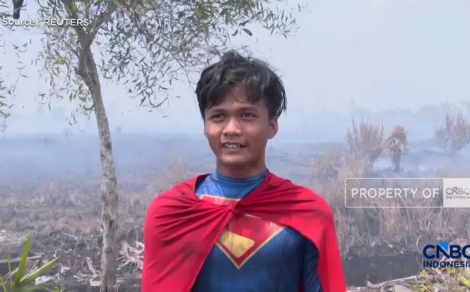 Fenomena Tak Terduga: Sosok Mirip Superman Muncul di Tengah Upaya Pemadaman Kebakaran Lahan Kalimantan