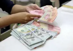 Rupiah Melemah ke Rp17.723 per Dolar AS, Pasar Pantau Proyeksi Fitch atas RAPBN 2027
